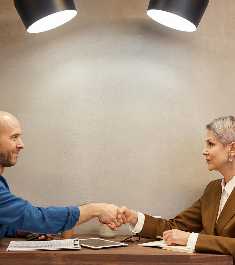 About businesswoman meeting client in cafe 43hzufn.jpg